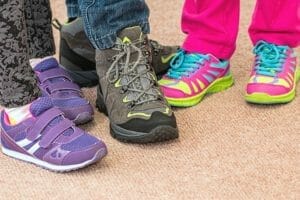 Read more about the article Beli Sepatu Anak Kebesaran? Ini 6 Cara Mengatasinya, Mudah dan Solutif!